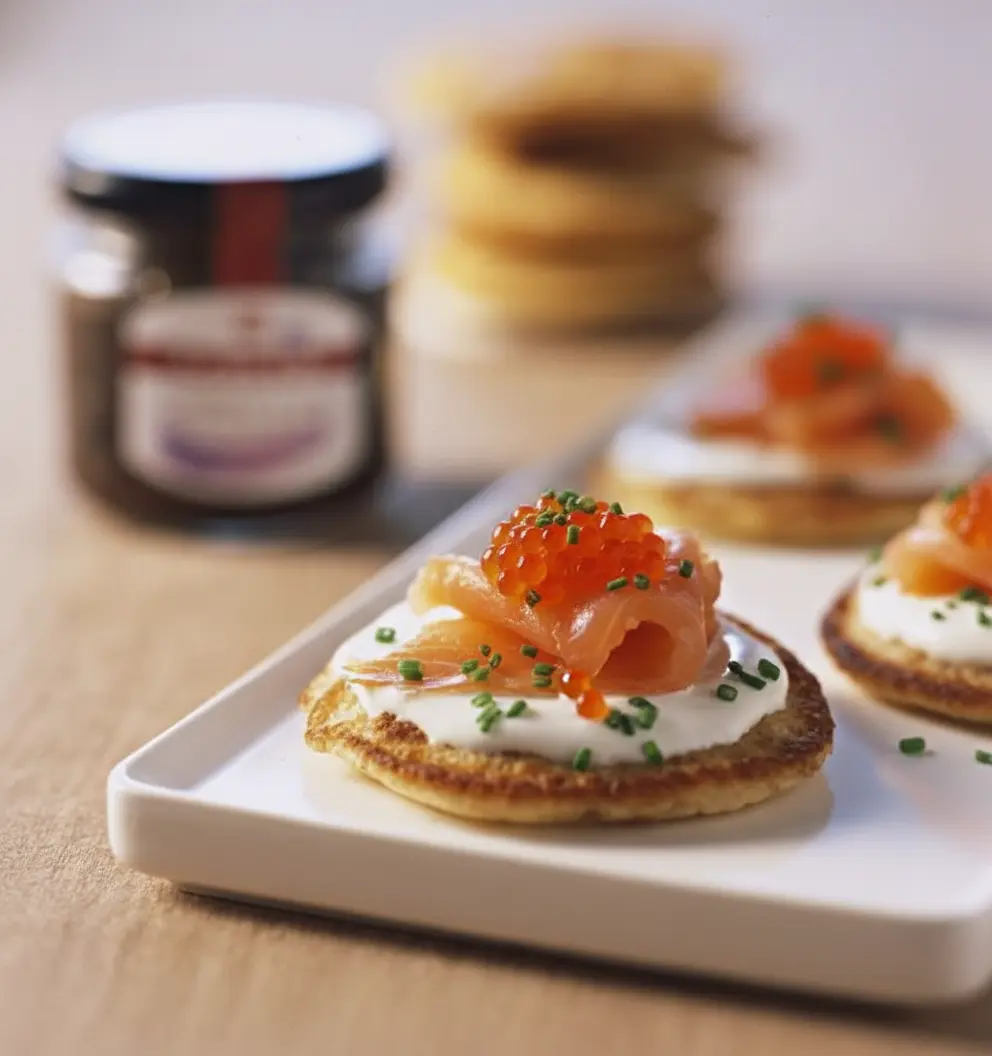 Le secret des blinis maison les plus moelleux : testez cette recette irrésistible au saumon et olives !